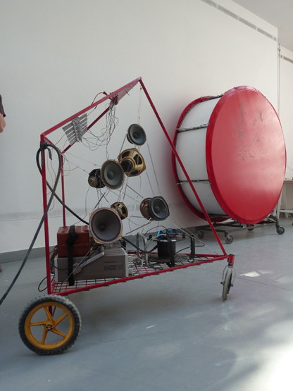synthétiseur & grosse caisse / synthétiseur : électroniques & acier  grosse caisse : acier et plastique ∅ ≈ 160cm